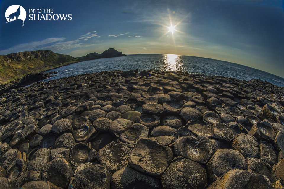 The Giant's Causeway: Oryginalna formacja skalna na wybrzeżu Irlandii Północnej (hrabstwo Antrim), składająca się z ciasno ułożonych kolumn bazaltowych.